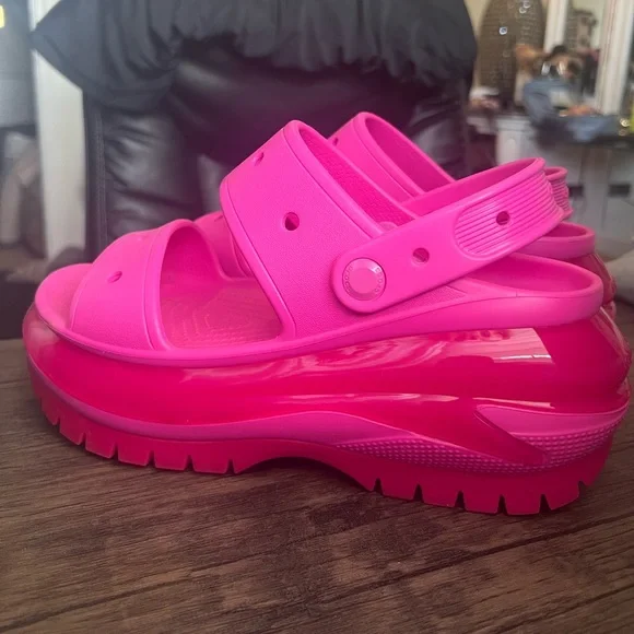 Croc’s Mega Crush Sandal women’s size 8 - Picture 2 of 3